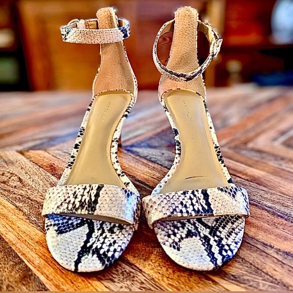 Ann Taylor Snake Embossed Leather kitten heel sandals Size 6 Excellent Condition - Picture 2 of 4